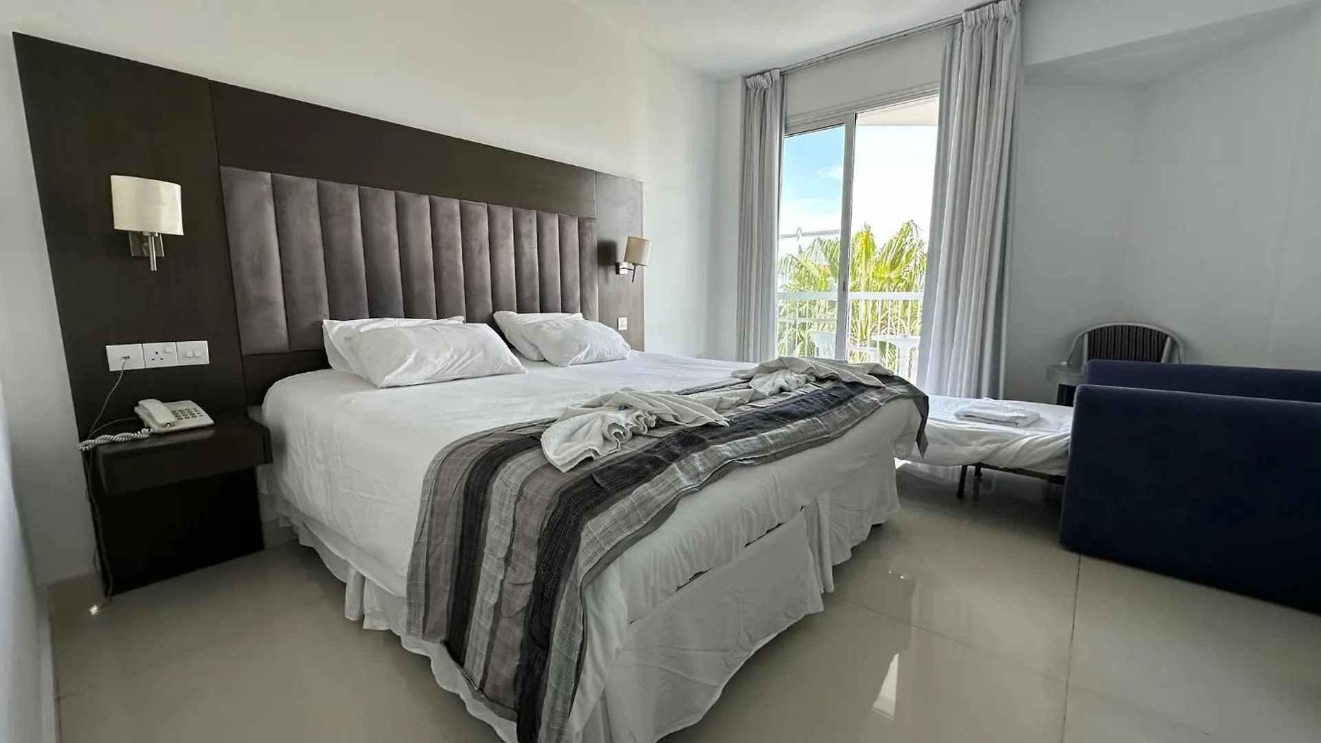 Napa Jay Hotel 아이아 나파